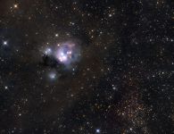 Reflexionsnebel, Dunkelnebel und ein Sternhaufen
